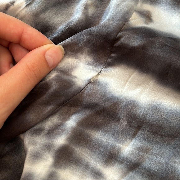 GREY & WHITE 100% SILK LONG SLEEVE BUTTON UP BLOUSE - Picture 7 of 7